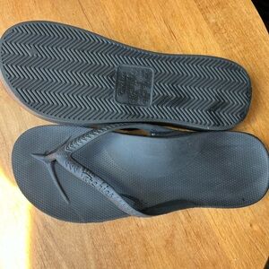 Classic Archies Black Flip Flop Sandals can be Women’s or Men’s. Mens size 9